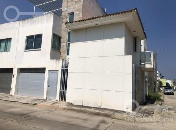 Casa · 225m² · 3 Recámaras · 1 Estacionamiento · Casa de 3 Niveles en Renta Ubicada en Rufino Tamayo, Fracc. Paraíso, Coatzacoalcos, Veracruz.