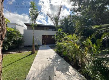 Casa · 502m² · 4 Recámaras · 8 Estacionamientos · Casa en Venta en Cancún Residencial con Alberca, Jacuzzi