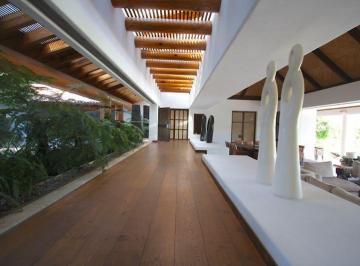 Casa · 5 Recámaras · 6 Estacionamientos · Espectacular Casa en El Corazón de Avándaro
