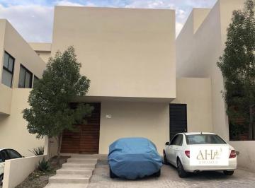 Casa en condominio · 160m² · 3 Recámaras · 2 Estacionamientos · Casa en Renta en Zibata Iconos