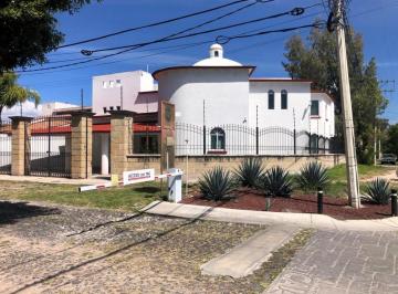 Casa · 459m² · 5 Recámaras · 3 Estacionamientos · Casa en Venta Oportunidad Jurica
