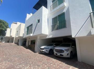 Casa · 242m² · 4 Recámaras · 2 Estacionamientos · Casa en Venta en Jacarandas