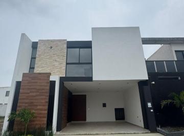 Casa · 230m² · 3 Recámaras · 2 Estacionamientos · Casa en Fraccionamiento Lomas de La Rioja