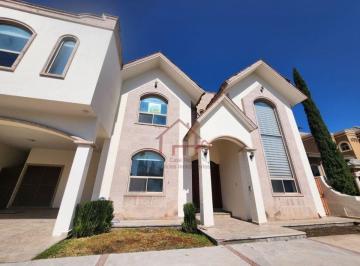 Casa de 5 habitaciones, Saltillo · Residencia en Venta, Jardines de Versalles, Zona Norte, Saltillo, Coah.