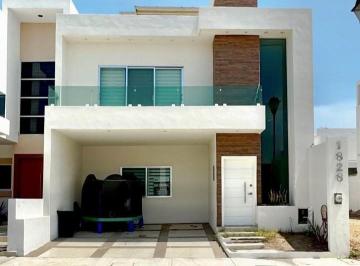 Casa · 221m² · 3 Recámaras · 2 Estacionamientos · Casa en Renta en Altabrisa Residencial