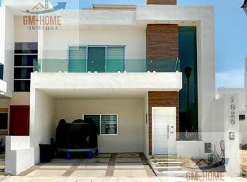 Casa · 221m² · 3 Recámaras · 2 Estacionamientos · Casa en Renta en Altabrisa Residencial