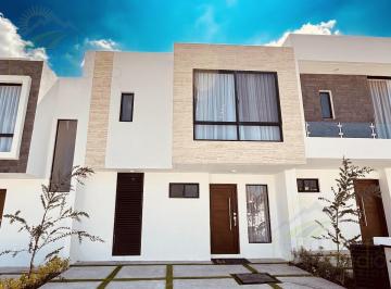 Casa · 128m² · 3 Recámaras · 2 Estacionamientos · Casa con Gran Cocina en Zakia Querétaro, con Sala de Cine Vip