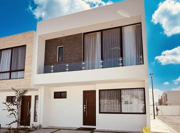 Casa · 139m² · 3 Recámaras · 2 Estacionamientos · Casa con Sala Tv o Estudio en Pb, en Privada con Cine Vip, Zakia Querétaro