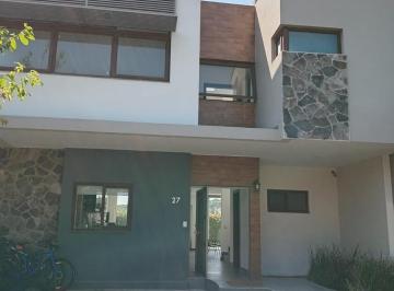 Casa · 367m² · 3 Estacionamientos · Casa en Altozano El Nuevo Queretaro