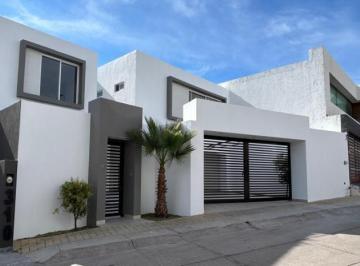 Casa · 606m² · 4 Recámaras · 3 Estacionamientos · Casa en Lomas de Gran Jardín