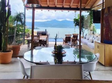 Casa · 550m² · 5 Recámaras · 4 Estacionamientos · Casa con Vista Al Lago y Jacuzzi en Valle de Bravo