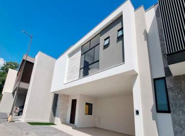 Casa · 315m² · 3 Recámaras · 3 Estacionamientos · Casa en Venta en Altares Residencial, Carretera Nacional