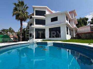 Casa · 753m² · 6 Recámaras · 5 Estacionamientos · Casa con Alberca en Fraccionamiento Burgos, Temixco, Morelos.