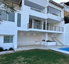 Casa · 448m² · 4 Recámaras · 4 Estacionamientos · Venta de Casa en Zona Norte de Cuernavaca en Fraccionamiento Rancho Tetela