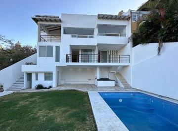 Casa · 448m² · 4 Recámaras · 4 Estacionamientos · Venta de Casa en Zona Norte de Cuernavaca Dentro de Fraccionamiento Rancho Tetela