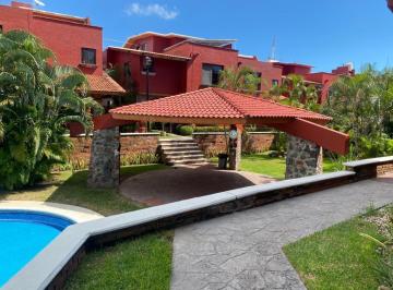 Casa · 214m² · 3 Recámaras · 2 Estacionamientos · Casa en Venta en Conjunto con Alberca Las Granjas, Veracruz