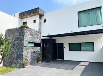 Casa · 234m² · 3 Recámaras · 2 Estacionamientos · Lomas de La Rioja I Casa en Venta Junto a Área Verde y Terraza.
