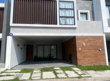 Casa · 200m² · 3 Recámaras · 2 Estacionamientos · Lomas de La Rioja, Casa en Venta con Bonito Diseño, Amplios Espacios y Recamara en Planta Baja.
