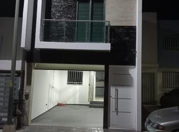 Casa · 1 Estacionamiento · Casa en Fraccionamiento Lomas de San Isidro