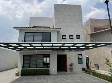 Casa · 384m² · 3 Recámaras · 3 Estacionamientos · Casa en Fraccionamiento en Venta en Bella Vista