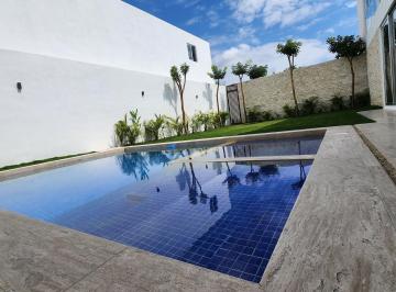 Casa · 659m² · 4 Recámaras · 4 Estacionamientos · Casa de 659 m² de Construcción en Privada con Amenidades en Mérida