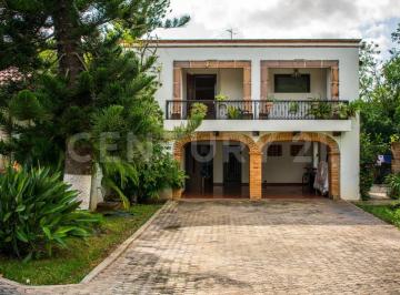 Casa · 500m² · 3 Recámaras · 4 Estacionamientos · Casa en Venta en Club de Golf La Ceiba, Mérida, Yucatán