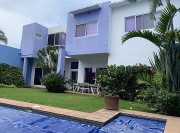 Casa · 315m² · 4 Recámaras · 2 Estacionamientos · Casa en Venta en Cuernavaca con Seguridad y Alberca en Lomas de Tetela