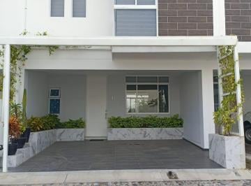 Casa · 117m² · 3 Recámaras · 2 Estacionamientos · Casa en Venta
