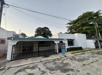 Casa de 4 habitaciones, Villahermosa · Casa de un Piso con Alberca Propia en Privada