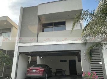 Casa · 230m² · 3 Recámaras · 2 Estacionamientos · Casa en Venta en Cumbres del Sol