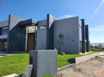 Casa · 680m² · 4 Recámaras · 6 Estacionamientos · Casa en Fraccionamiento El Campanario