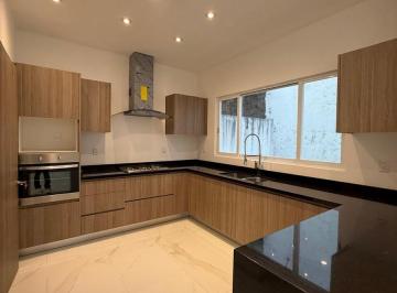 Casa · 240m² · 3 Recámaras · 2 Estacionamientos · Casa en Residencial Lago Esmeralda
