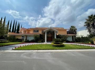 Casa en condominio · 1066m² · 5 Recámaras · 7 Estacionamientos · Casa en Venta en Querétaro El Campanario