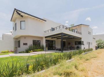 Casa · 275m² · 3 Recámaras · 2 Estacionamientos · Casa en Venta en Jurica Querétaro
