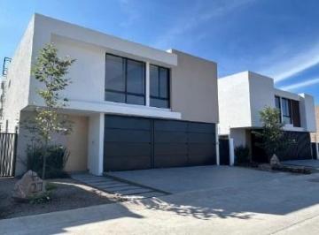 Casa · 388m² · 3 Recámaras · 4 Estacionamientos · Renta de Casa en El Molino Condominio XIII