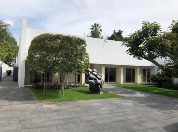 Casa de 4 habitaciones, Zapopan · Casa con 1610 m² de Superficie, 4 Habitaciones en Venta en Lomas del Valle Alberca