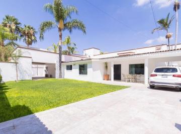 Casa · 353m² · 3 Recámaras · 6 Estacionamientos · Casa en Venta en Jurica Querétaro