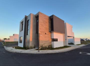 Casa · 185m² · 3 Recámaras · 2 Estacionamientos · Lomas de La Rioja Casa en Venta en Esquina con Jardín y Vista a La Laguna