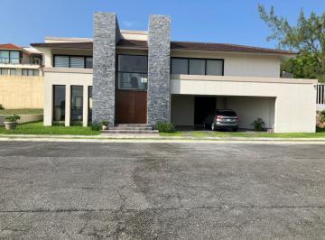 Casa · 393m² · 2 Recámaras · 2 Estacionamientos · Fracc Vista Bella, Hermosa Casa en Venta con Alberca