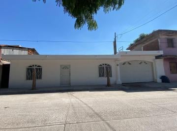 Casa · 3 Recámaras · 2 Estacionamientos · Casa en Venta en Col. San Rafael