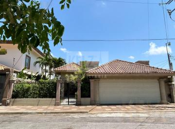 Casa · 452m² · 3 Recámaras · 3 Estacionamientos · Casa en Aguila
