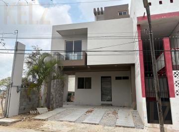 Casa · 174m² · 3 Recámaras · 2 Estacionamientos · Casa en Loma Alta