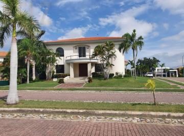 Casa · 485m² · 3 Recámaras · 3 Estacionamientos · Casa en Fraccionamiento Lagunas de Miralta