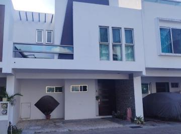 Casa · 3 Recámaras · 2 Estacionamientos · Casa de 3 Recámaras Villa Aurora Cancún