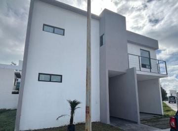 Casa · 240m² · 4 Recámaras · 2 Estacionamientos · Casa de 4 Recámaras con Baño Independiente en Residencial Villas de La Concepción