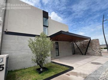 Casa · 281m² · 4 Recámaras · 2 Estacionamientos · Casa en Venta Para Inversionistas, Lomas del Campanario Norte Condominio San Patricio