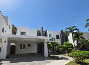 Casa en condominio · 439m² · 4 Recámaras · 6 Estacionamientos · Casa en Cancún con Alberca Propia - Residencial Villa Magna