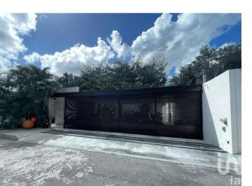 Casa · 521m² · 4 Recámaras · 4 Estacionamientos · Residencia de Dos Plantas en Residencial del Mayab, Mérida Yucatán 4 Recamaras