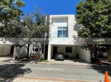 Casa · 371m² · 3 Recámaras · 2 Estacionamientos · Casa en Venta en Valle Oriente