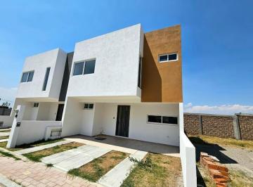 Casa · 141m² · 2 Estacionamientos · Casa en Venta Cuatlancingo Coronango $2,290,000 a 5 Min Planta Vw